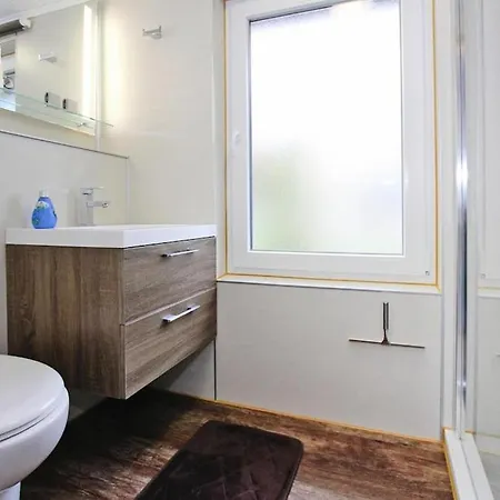 Holiday Flat, Sternberg *